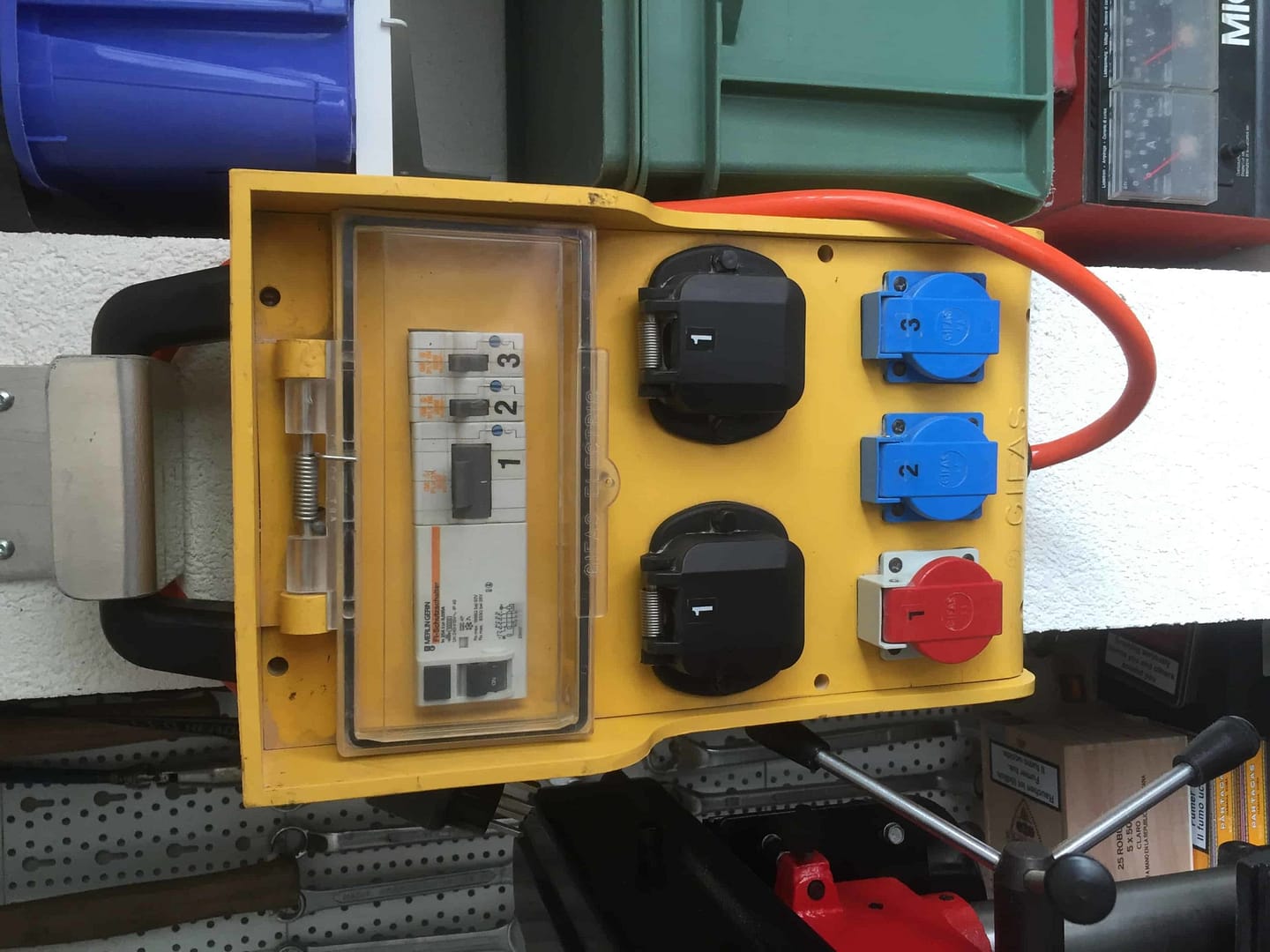 E101 Tableau électrique provisoire 16A avec divers prises